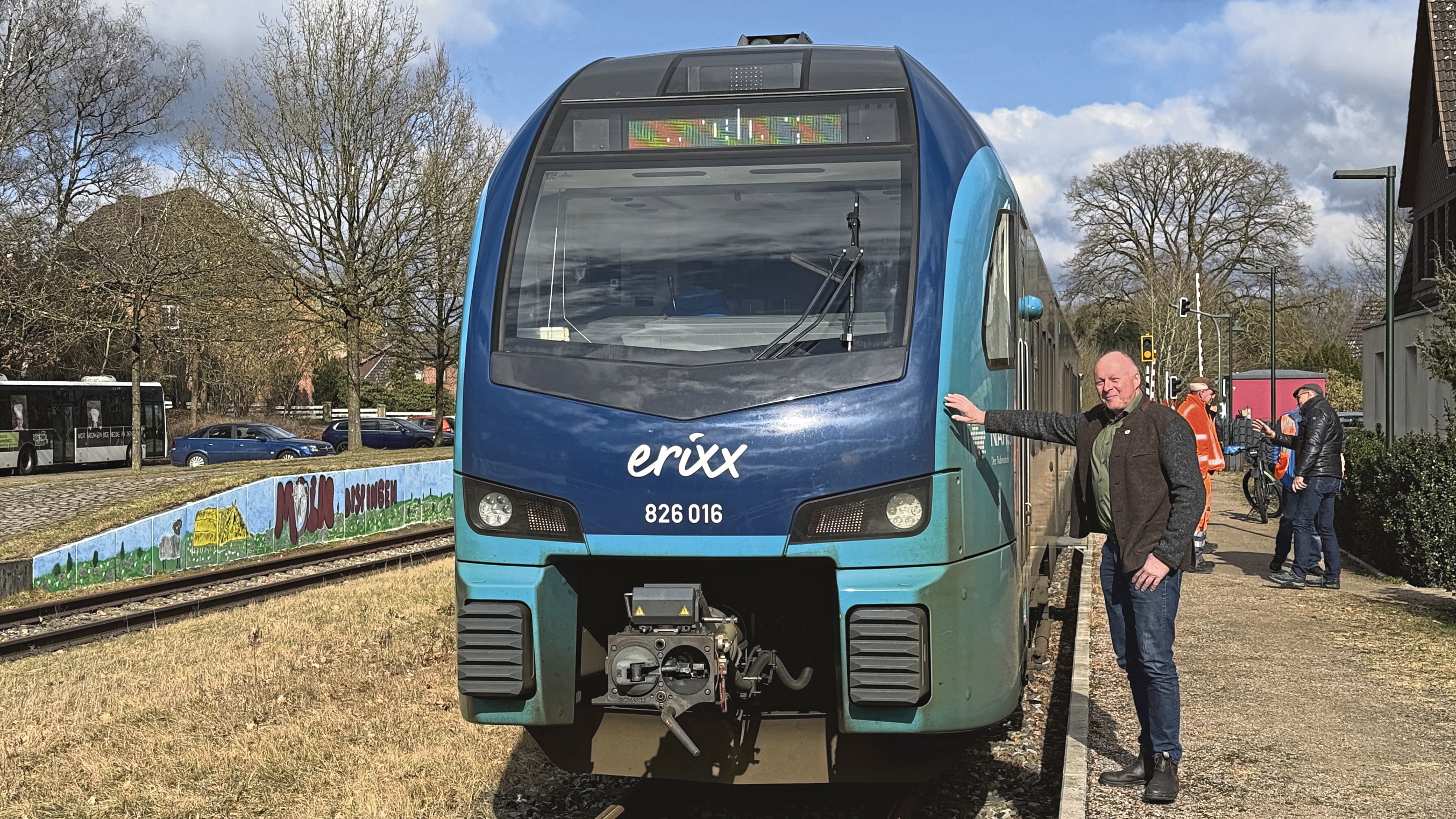 Bürgermeister Dr. Jens Bülthuis neben einem Akku-Triebwagen der Bahn